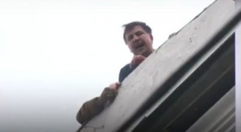 Саакашвили угрожает прыгнуть с крыши из-за обысков в его квартире (фото, видео)