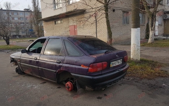 В Запорожской области прямо посреди улицы разобрали на части Ford (ФОТО)
