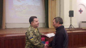Министр обороны Украины вручил премию и медаль писателю из Мелитополя