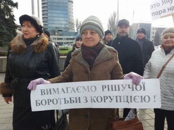Двадцать мелитопольцев поддержали протестное движение Саакашвили у стен ОГА (фото)