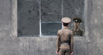 Військовий, який відчайдушно втік під обстрілом в Південну Корею з КНДР, тепер цілими днями дивиться кіно
