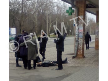 В центре Мелитополя возле остановки умер мужчина (фото)
