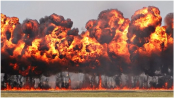 Вибухнув газопровід, горять авто і будинки: кадри пекла (Фото)