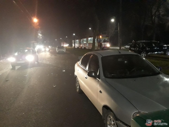 В Запорожье на трамвайных путях столкнулись автобус и 3 легковушки (ФОТО)