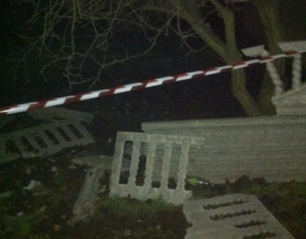 Полиция рассказала о ночном ДТП Приоры с забором (фото)