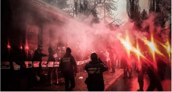 Побої і сльозогінний газ: “Нацкорпус” атакував поліцію (Фото)