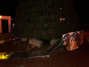 На центральной площади разгромили ограждение возле елки (фото)
