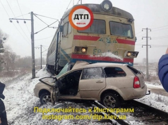 Протащил около 200 метров: под Киевом поезд протаранил внедорожник