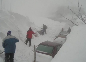 Снежный апокалипсис в Украине: сотни авто завязли в сугробах, города без света (фото)