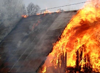 В Мелитополе дом остался без крыши из-за пожара