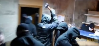 В Киеве активисты кувалдами разнесли «наливайку». ВИДЕО