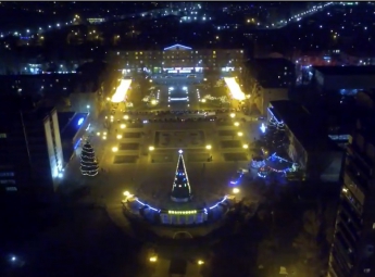 Как выглядит главная городская площадь перед Новым годом с высоты птичьего полета (видео)