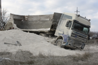 В Запорожской области на трассе перевернулась фура (ФОТО)