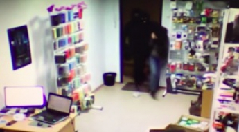 Трое вооруженных мужчин в масках ограбили в Запорожье магазин (Видео)