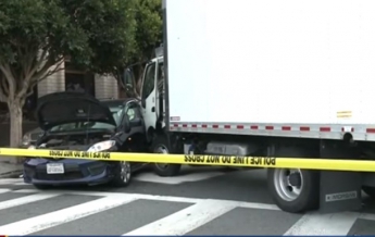 В Сан-Франциско грузовик сбил пешеходов и протаранил легковое авто