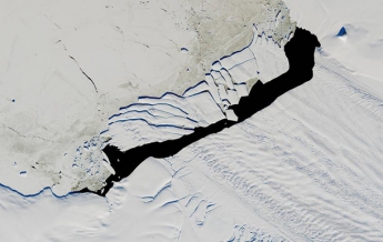 NASA показало фото гигантского расколовшегося айсберга
