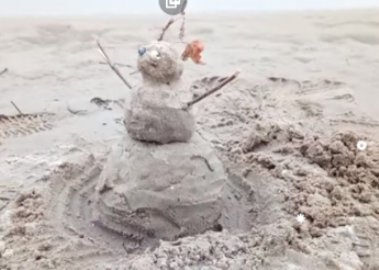 Курьезы. Снеговика по погоде вылепили на пляже (видео)
