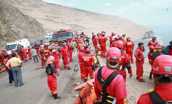 В Перу упал в ущелье пассажирский автобус: 25 погибших