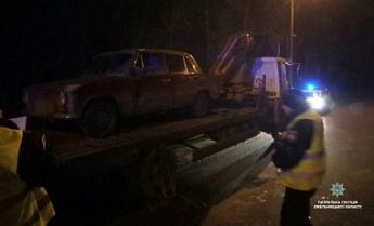 Полиция эвакуировала автомобиль у пьяного "танцовщика на капоте"