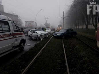 В Запорожье ВАЗ заблокировал движение трамваю (фото)
