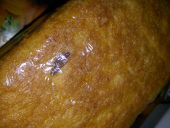 Хлеб с отвратительной "начинкой" продали в популярном супермаркете (фото)