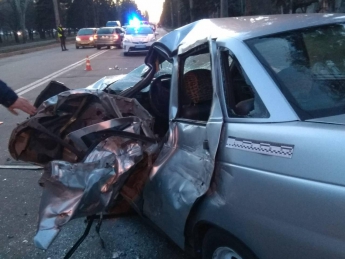 В Запорожье на трассе столкнулись легковушки и грузовик: есть пострадавшие (ФОТО)