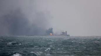 На горящем танкере у берегов Китая прогремел мощный взрыв (видео)