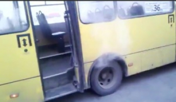 В Запорожье на ходу загорелась маршрутка с пассажирами (Видео)