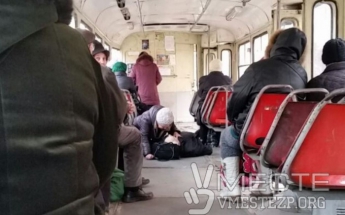 В запорожском трамвае умер человек (ФОТО)