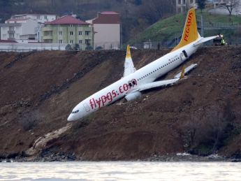 Застрял на краю обрыва: в Турции произошло страшное ЧП с Boeing