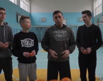 Курьезы. Мелитопольские школьники показали спортивное поедание мандарин (видео)