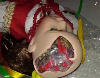 Контрабандисты везли 43 пакета конопли в голове куклы-украинки