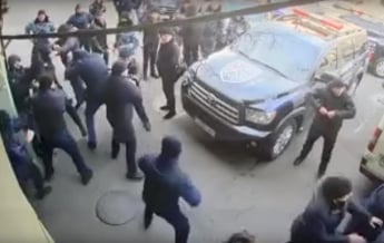 В Одессе охранные фирмы устроили массовую драку (видео)