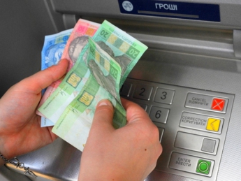 Женщин, снимающих деньги у банкоматов, караулят грабители