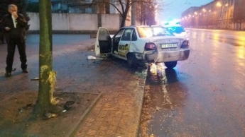 В Запорожье на проспекте таксист влетел в дерево