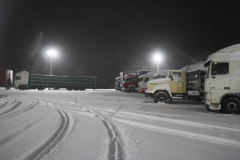 Из-за снегопада на Запорожской трассе ограничено движение (фото)