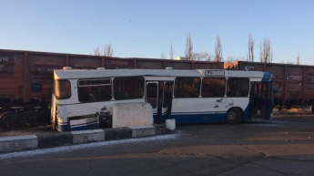 Под Одессой поезд столкнулся с автобусом, есть пострадавшие