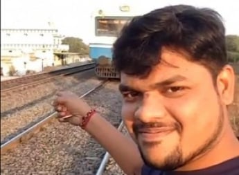 Любитель селфи с улыбкой снял на видео, как его ужасно сбивает поезд