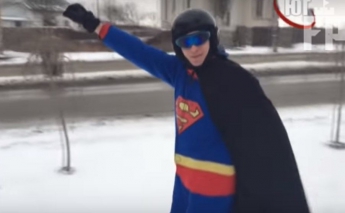 Курьезы. В Бердянске на лыжах разъезжает супермен (видео)