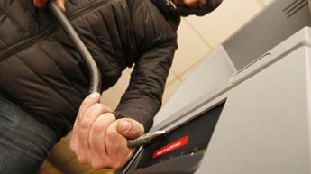 Пенсионер "обчистил" банкоматы на сотни тысяч