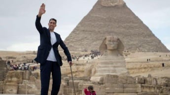 Самый высокий человек и самая низкая женщина мира встретились в Египте (фото, видео)