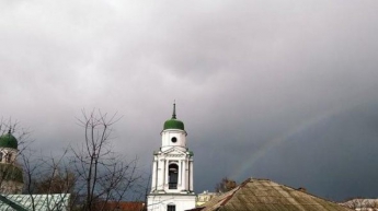 Жители Киева заметили в небе аномальное явление (фото)
