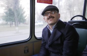 Мэр Житомира наклеил усы и анонимно общался с горожанами в троллейбусе