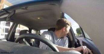 В Нидерландах все открывают дверь машины как-то странно (видео)