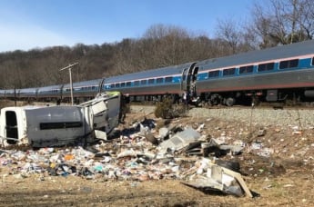 В США поезд с политиками столкнулся с мусоровозом