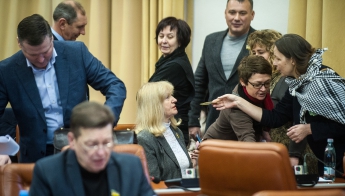 В Запорожье депутата обсыпали гривневыми купюрами на заседании сессии (фото)