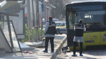 Автобус влетел в остановку, погибли люди (фото)