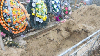 Сын раскопал могилу матери по ее 