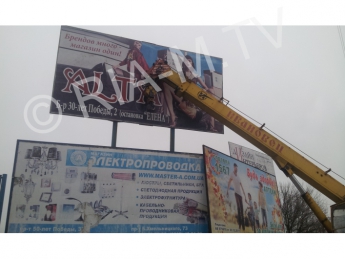 В Мелитополе ветром завалило двойной билборд (фото)