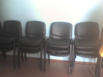 В медцентре объяснили "таинственное исчезновение" новых стульев (фото)